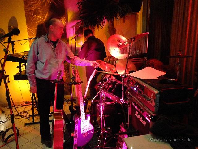Sound Cafe 2012-05.jpg - Alles aufgebaut, Bernhard weist den Kollegen Wolfgang auf eine mit falschem Drehmoment festgezogene Schraube seiner Perkussionseinheit